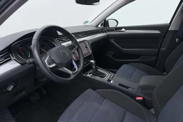Volkswagen Passat (2022) thumbnail 4