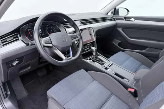 Volkswagen Passat (2022) thumbnail 4
