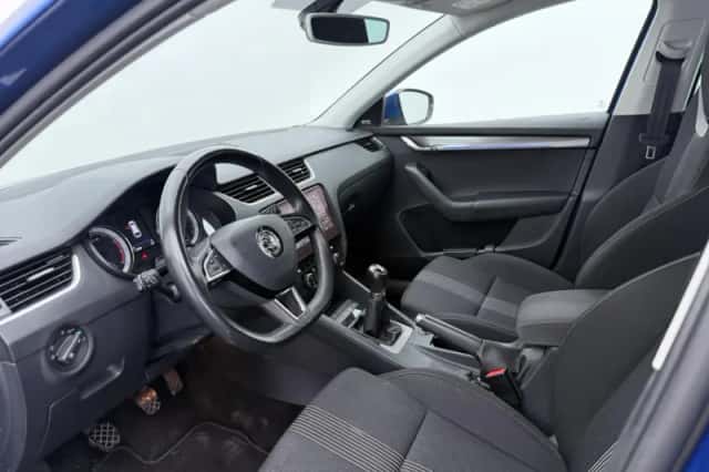 Škoda Octavia (2019) thumbnail 3