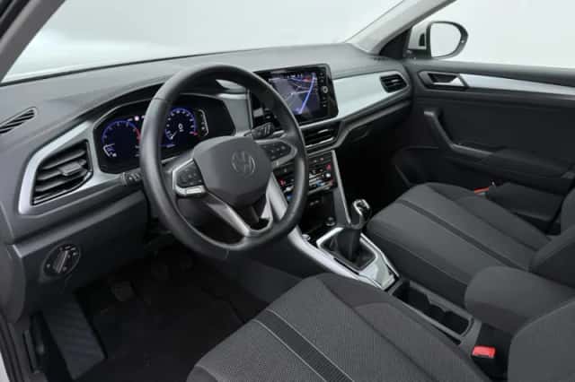 Volkswagen T-Roc (2024) thumbnail 3