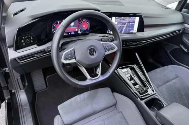Volkswagen Golf (2023) thumbnail 4