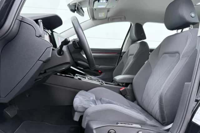 Volkswagen Golf (2023) thumbnail 5