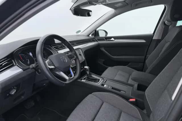 Volkswagen Passat (2022) thumbnail 4