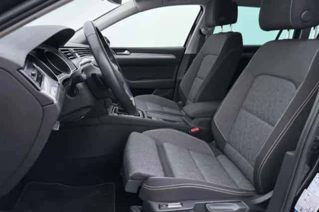 Volkswagen Passat (2022) thumbnail 5