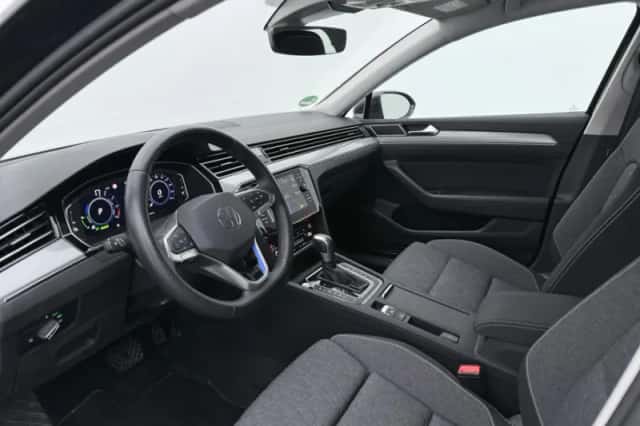 Volkswagen Passat (2023) thumbnail 4