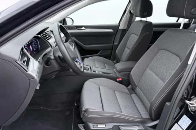 Volkswagen Passat (2023) thumbnail 5