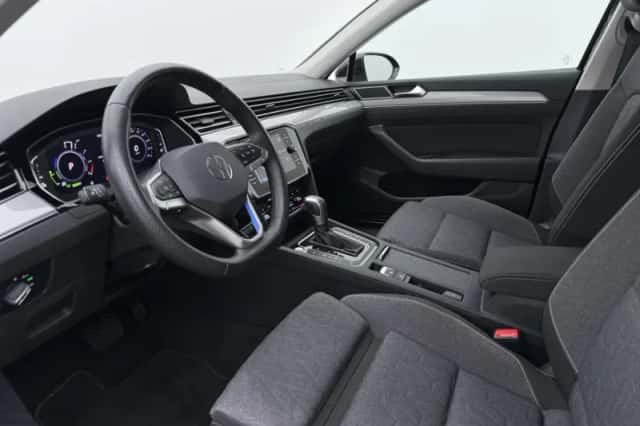 Volkswagen Passat (2023) thumbnail 3