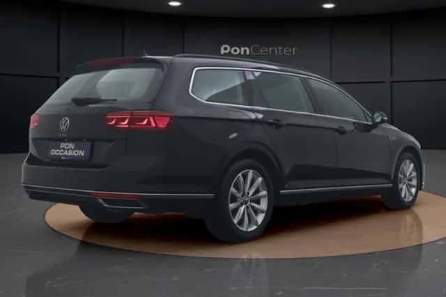 Volkswagen Passat (2023) thumbnail 5