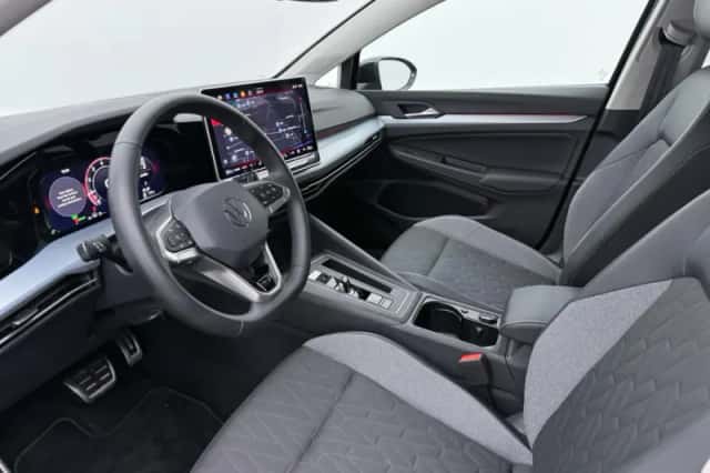Volkswagen Golf (2025) thumbnail 4