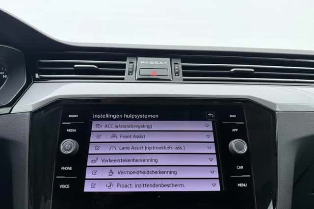 Volkswagen Passat (2022) thumbnail 11