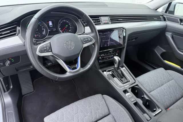 Volkswagen Passat (2022) thumbnail 4