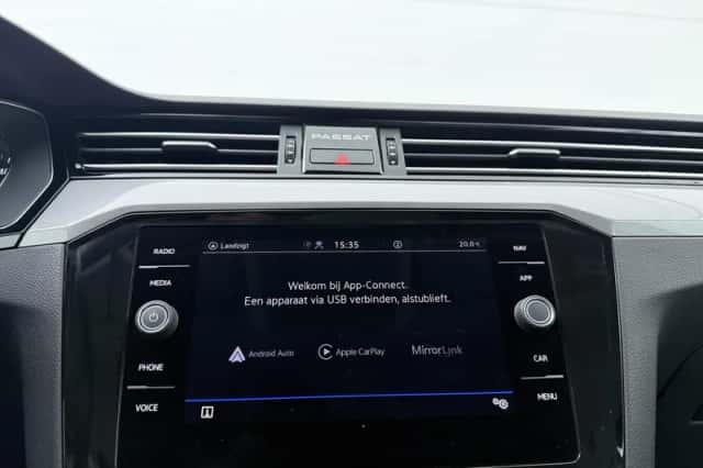 Volkswagen Passat (2022) thumbnail 10