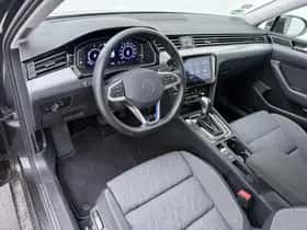 Volkswagen Passat (2022) thumbnail 3