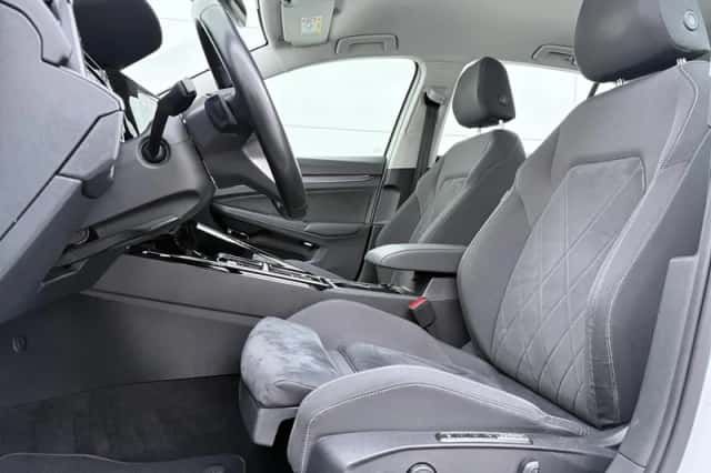 Volkswagen Golf (2023) thumbnail 4