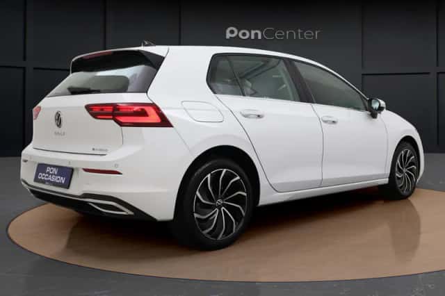 Volkswagen Golf (2023) thumbnail 5