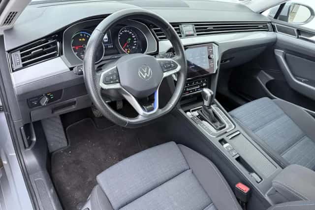 Volkswagen Passat (2022) thumbnail 3