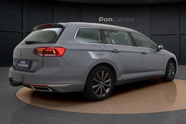 Volkswagen Passat (2022) thumbnail 5