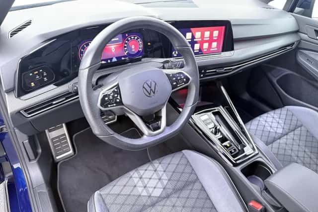 Volkswagen Golf (2024) thumbnail 3