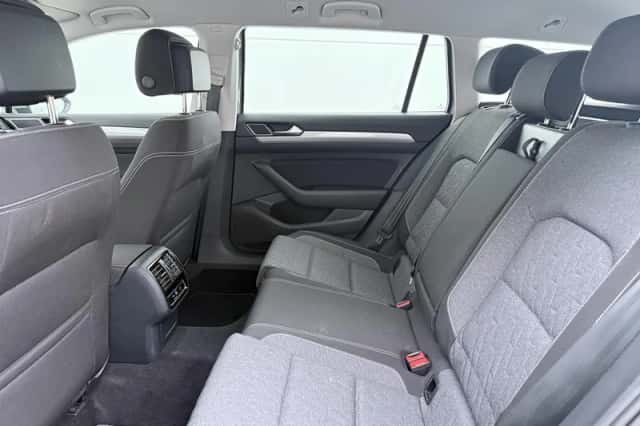 Volkswagen Passat (2022) thumbnail 7
