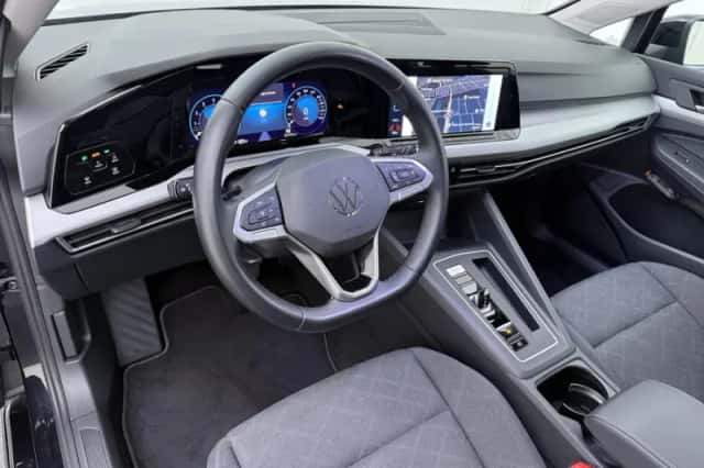 Volkswagen Golf (2023) thumbnail 4