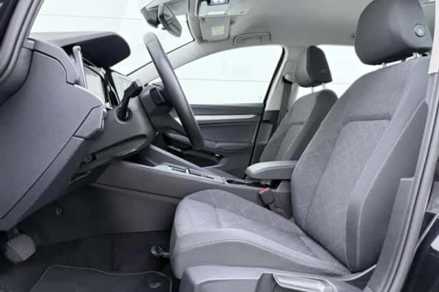 Volkswagen Golf (2023) thumbnail 5