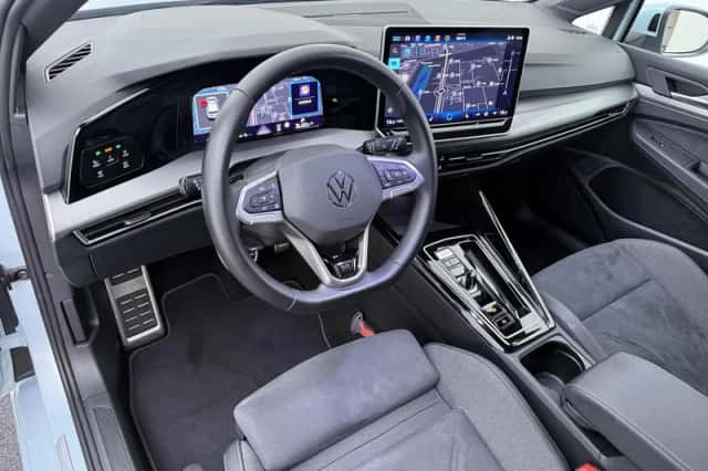 Volkswagen Golf (2024) thumbnail 3