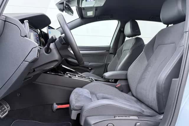 Volkswagen Golf (2024) thumbnail 4