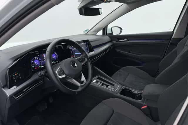 Volkswagen Golf (2022) thumbnail 3