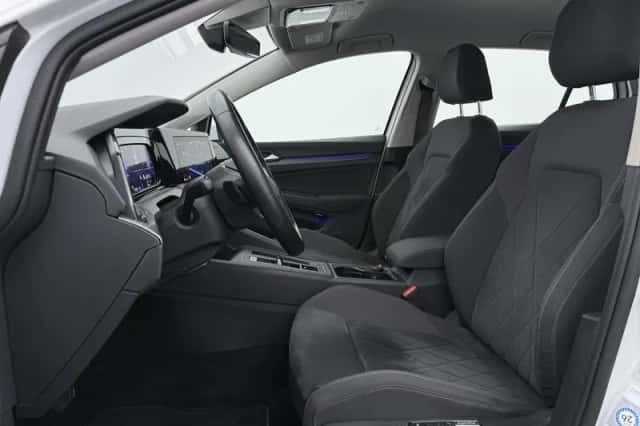 Volkswagen Golf (2022) thumbnail 4