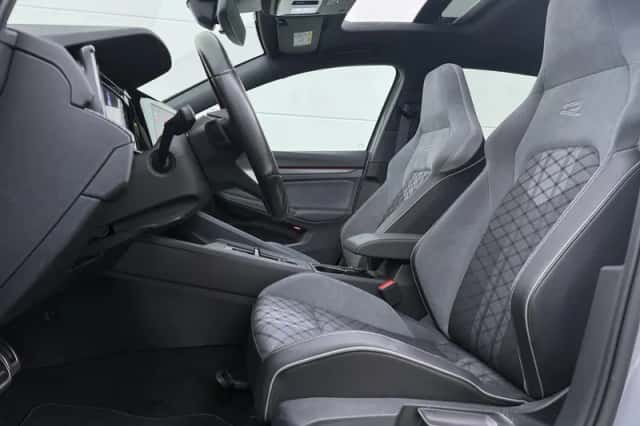 Volkswagen Golf (2022) thumbnail 4