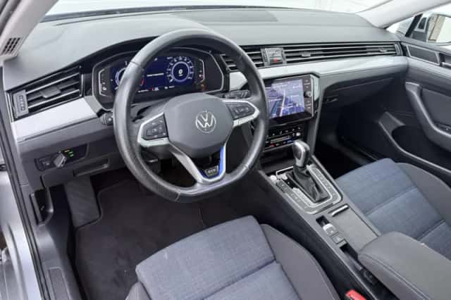 Volkswagen Passat (2022) thumbnail 4