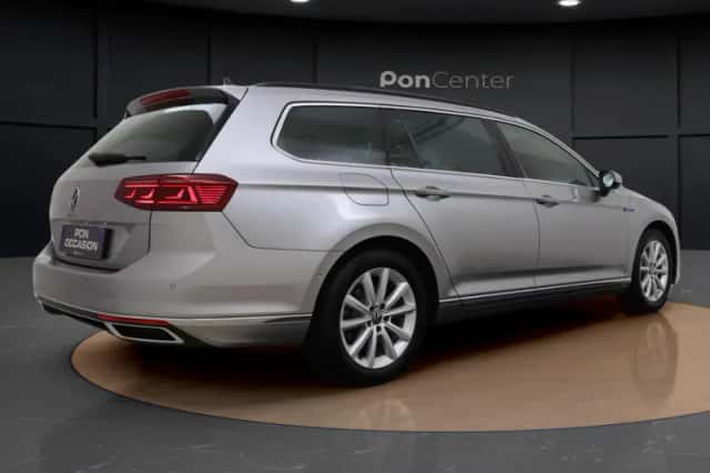 Volkswagen Passat (2022) thumbnail 6