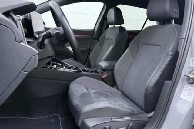 Volkswagen Golf (2024) thumbnail 5