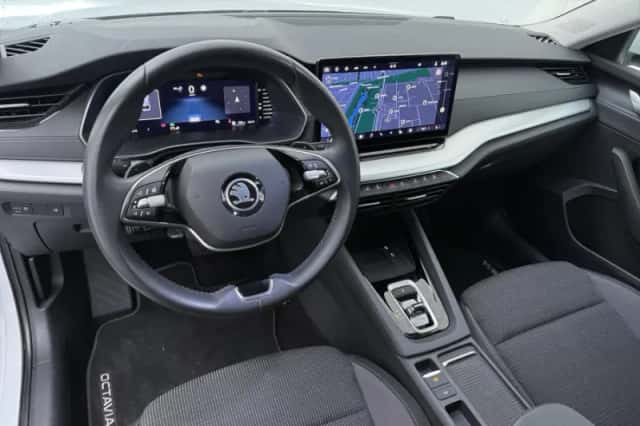 Škoda Octavia (2024) thumbnail 4