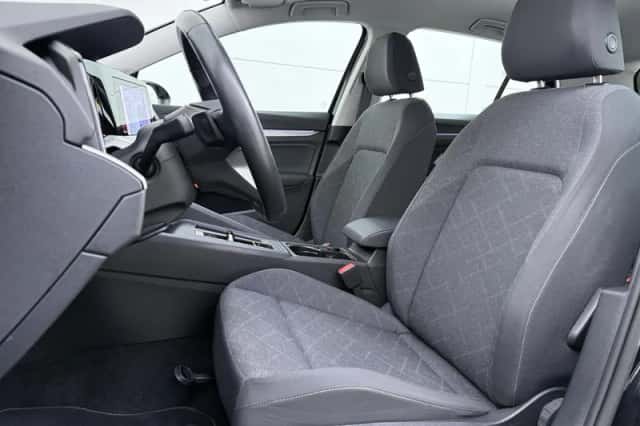 Volkswagen Golf (2024) thumbnail 4