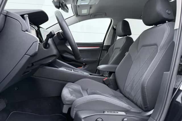 Volkswagen Golf (2024) thumbnail 4