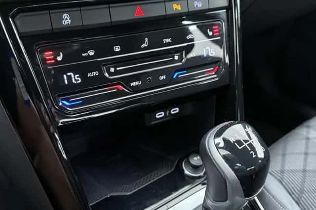 Volkswagen T-Roc (2023) thumbnail 12