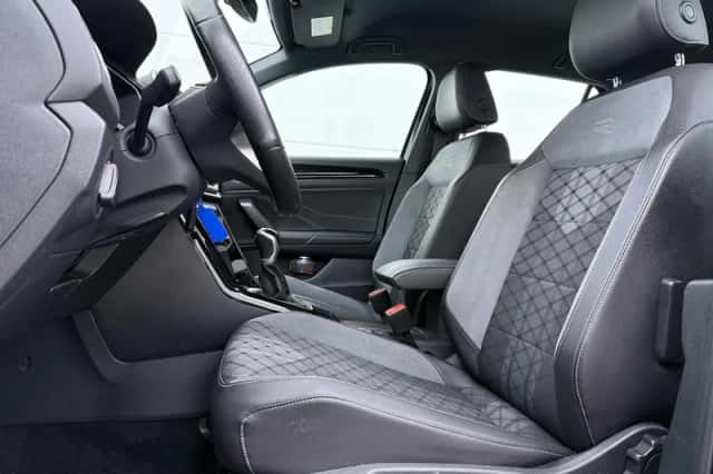 Volkswagen T-Roc (2023) thumbnail 4
