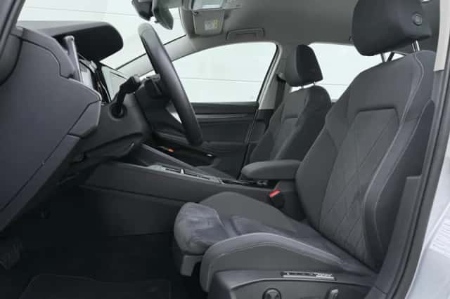 Volkswagen Golf (2021) thumbnail 4