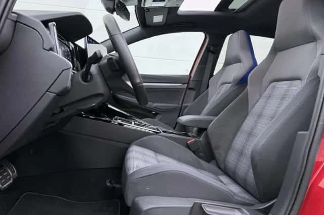 Volkswagen Golf (2025) thumbnail 4