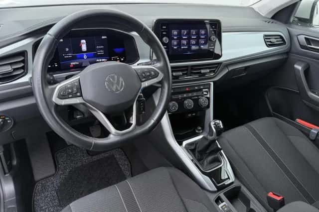 Volkswagen T-Roc (2023) thumbnail 3