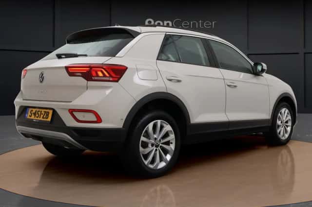 Volkswagen T-Roc (2023) thumbnail 5