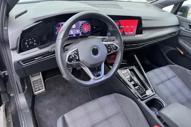 Volkswagen Golf (2022) thumbnail 3