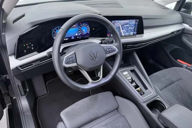Volkswagen Golf (2024) thumbnail 3