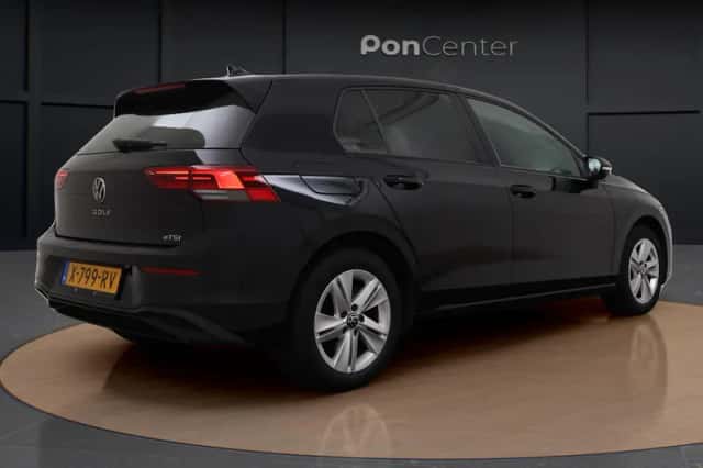 Volkswagen Golf (2024) thumbnail 5