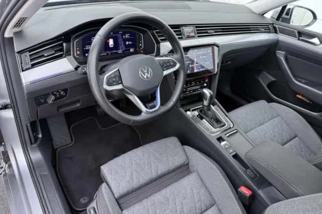 Volkswagen Passat (2023) thumbnail 4