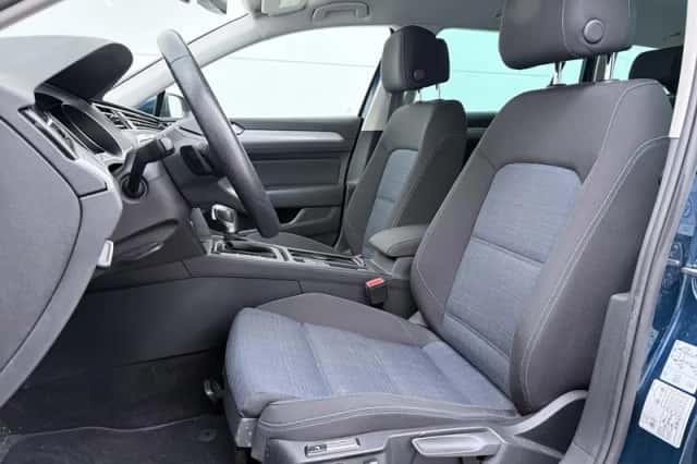 Volkswagen Passat (2021) thumbnail 4