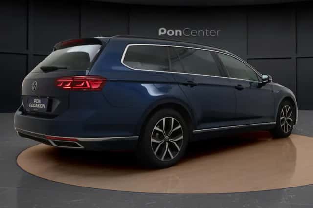 Volkswagen Passat (2021) thumbnail 5