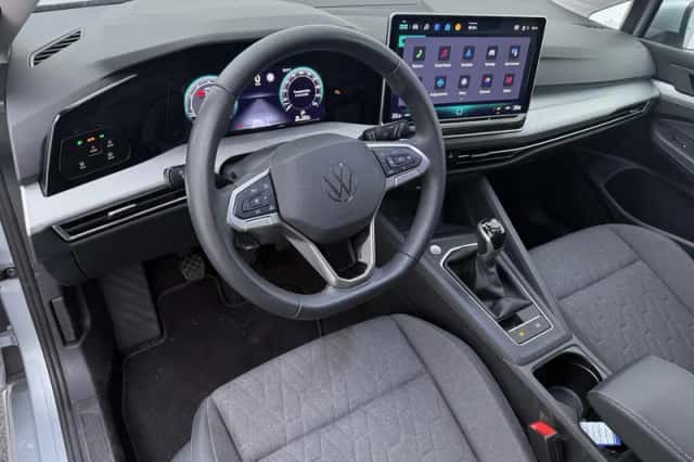 Volkswagen Golf (2024) thumbnail 3