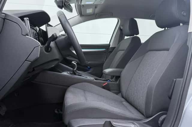 Volkswagen Golf (2024) thumbnail 4